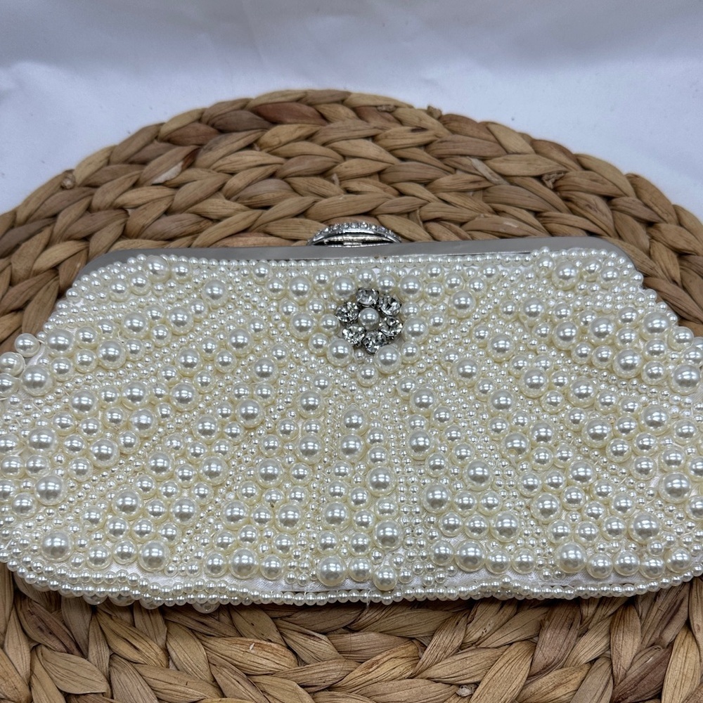 Beautiful Elegant Pearl-Embellished Rhinestone Clasp Clutch